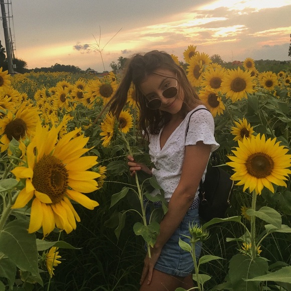 Meet your Posher, Nicole - Picture 1 of 1